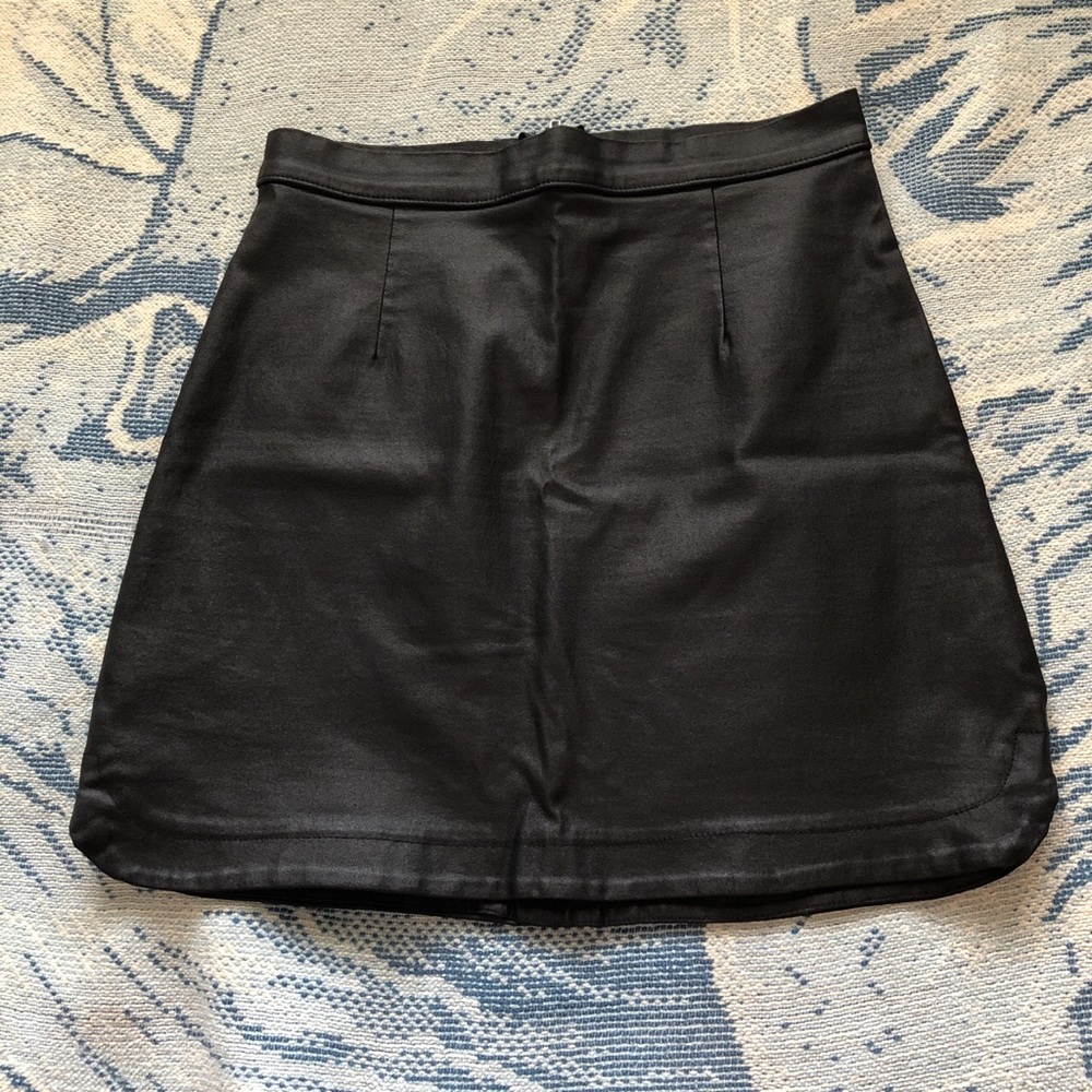 High waist stretchy black mini skirt.
